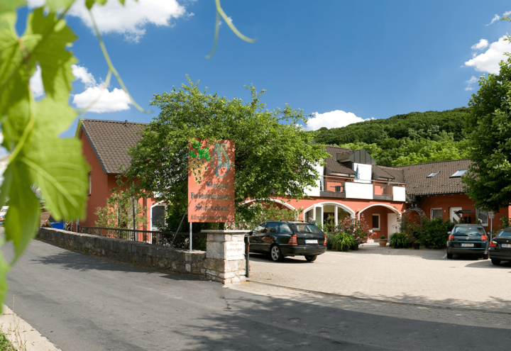 Weingut-Am-Marsberg-Schmachtenberger-Willkommen